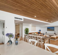 Sea la Vie 2 Luxury Apartment in Coffs Harbour Jetty with pool views and walking distance to the beach - Pubs and Clubs