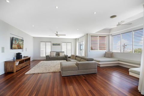 Sea Splash 75 Lorikeet Drive - Pubs and Clubs 0