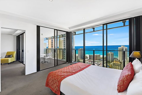 SeaBreeze Holidayz On Cavill Ocean View - Pubs and Clubs 0