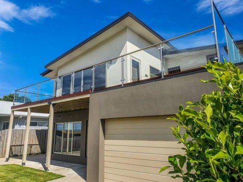 SEAL HAVEN - Centrally Located, Modern Home - Go Out 0