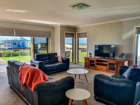 SEAL HAVEN - Centrally Located, Modern Home - Go Out 1