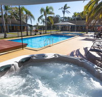 Seashells Beachfront Resort - Pubs and Clubs