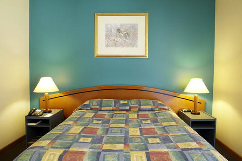 Seasons Hotel Newman - Go Out 2