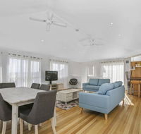 SEAVIEW - ocean views from a modern townhouse - Pubs and Clubs