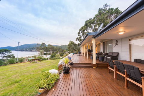 Seaview Family Retreat - Pubs and Clubs 0