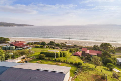 Seaview Family Retreat - Pubs and Clubs 1