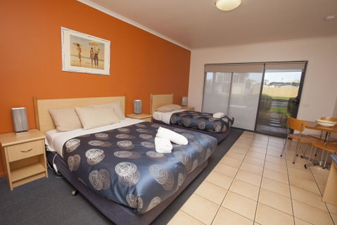 Seaview Motel & Apartments - Pubs and Clubs 3