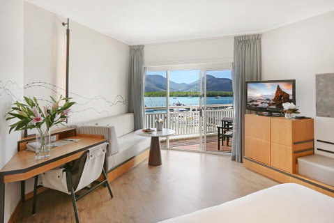 Shangri-La Hotel, The Marina, Cairns - Pubs and Clubs 1