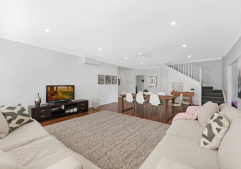 Shelly Beach Family Hideaway - Pool, Beach, Golf - Pubs and Clubs 0