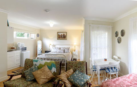 Shelton-Lea Bed & Breakfast - Pubs and Clubs 3