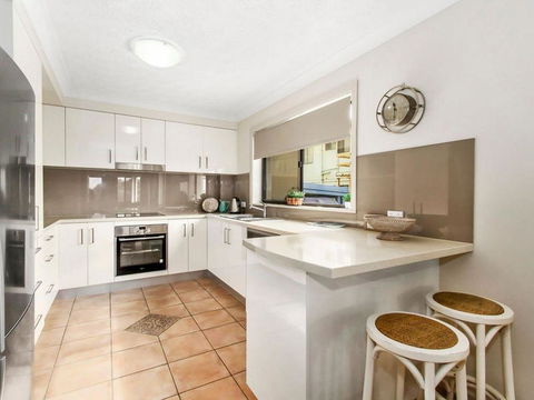 SHORELINE 3 - Pubs and Clubs 0