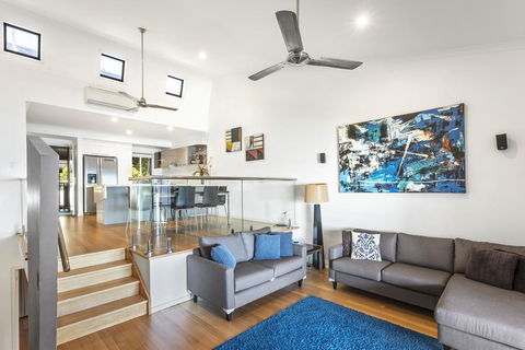 Shorelines 23 On Hamilton Island - Pubs and Clubs 1