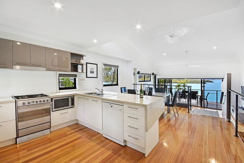 Shorelines Waterfront Hamilton Island - Pubs and Clubs 2