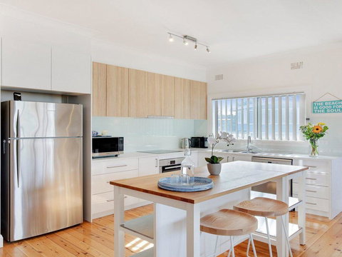 Sienna By The Sea - Spacious Coastal Getaway - Go Out 2