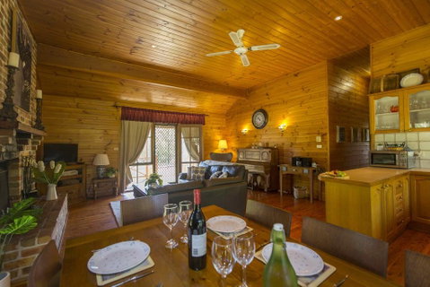 Silky Oak Cottage - Pubs and Clubs 2