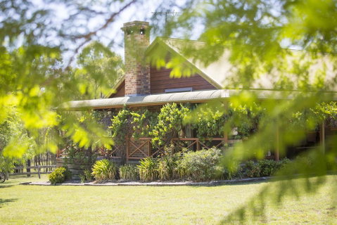 Silky Oak Cottage - Pubs and Clubs 0