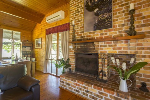 Silky Oak Cottage - Pubs and Clubs 3