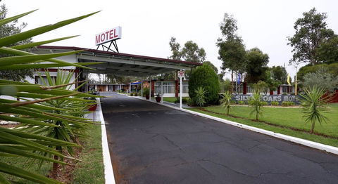 Silver Oaks Motel - Pubs and Clubs 0