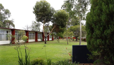 Silver Oaks Motel - Pubs and Clubs 3