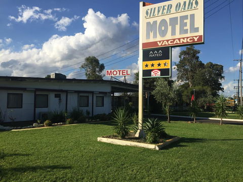 Silver Oaks Motel - Pubs and Clubs 2