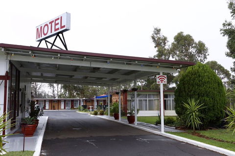 Silver Oaks Motel - Pubs and Clubs 1