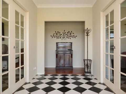 Silver Springs 6br Luxury Homestead With Wifi, Pool. Fireplace, Views, Olives And Space - Pubs and Clubs 3