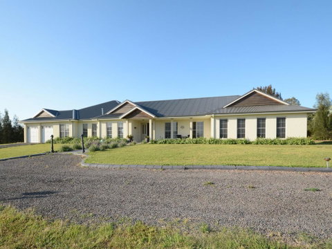 Silver Springs 6br Luxury Homestead With Wifi, Pool. Fireplace, Views, Olives And Space - Pubs and Clubs 2