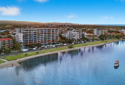 Silvershore Apartments On The Broadwater - Pubs and Clubs 1