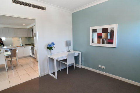 Silvershore Apartments On The Broadwater - Pubs and Clubs 2