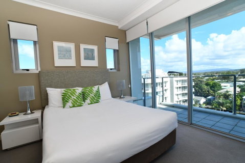 Silvershore Apartments On The Broadwater - Pubs and Clubs 3