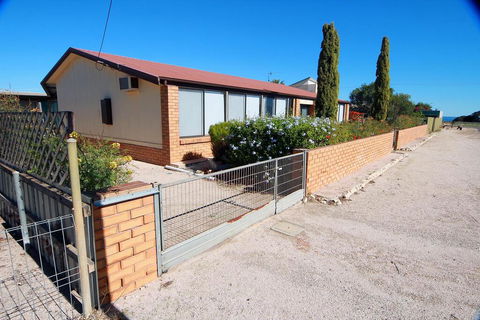 Smoky Bay Holiday House - Pubs and Clubs 2