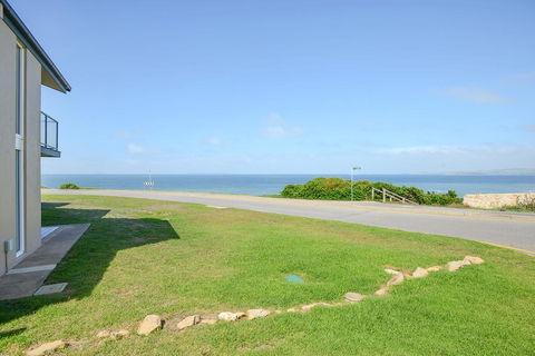 South Seas Beachfront Apartments - Go Out 1