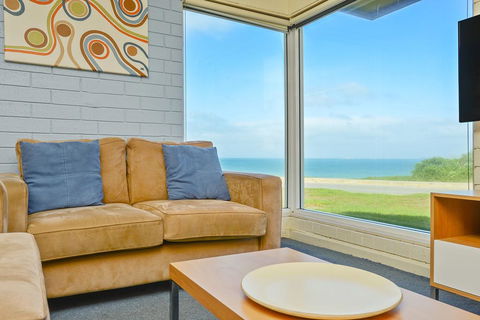 South Seas Beachfront Apartments - Go Out 2