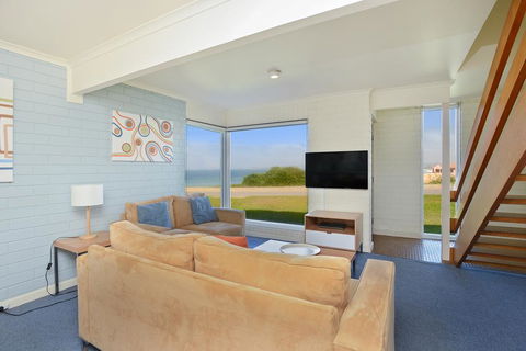 South Seas Beachfront Apartments - Go Out 3