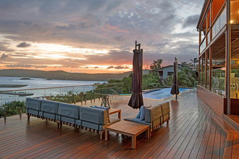 Southwinds On Hamilton Island - Pubs and Clubs 1