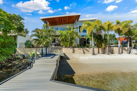 Space & Seclusion On The Water, Noosa Heads - Pubs and Clubs 1