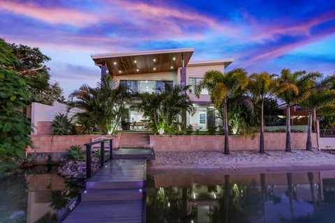Space & Seclusion On The Water, Noosa Heads - Pubs and Clubs 0