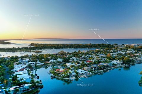 Space & Seclusion On The Water, Noosa Heads - Pubs and Clubs 3