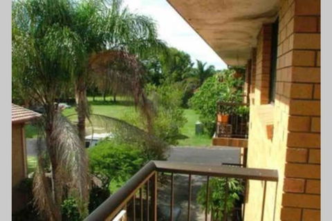 Spacious 2 Bedroom Beach Side Apartment - Close To Shopping Centre With Coles, Health Food Shop, Sushi, Pizza, Cafes, Hairdresse - Pubs and Clubs 3