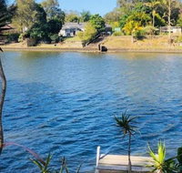 Spacious 2 Bedroom Beach Side Apartment - Close to shopping Centre with Coles Health Food Shop Sushi Pizza Cafes Hairdresse - Pubs and Clubs