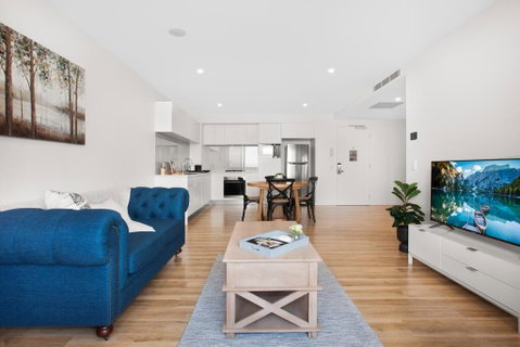 Spacious And Artfully Designed Apartment In Surfers - Pubs and Clubs 0