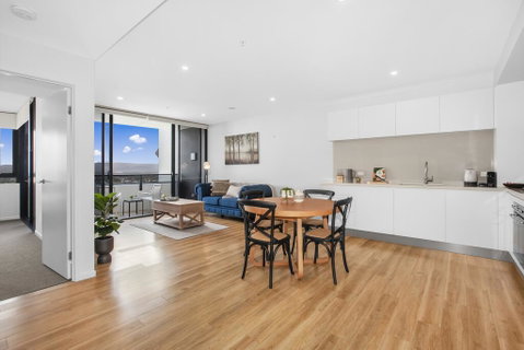 Spacious And Artfully Designed Apartment In Surfers - Pubs and Clubs 2