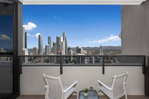 Spacious And Artfully Designed Apartment In Surfers - Pubs and Clubs 1