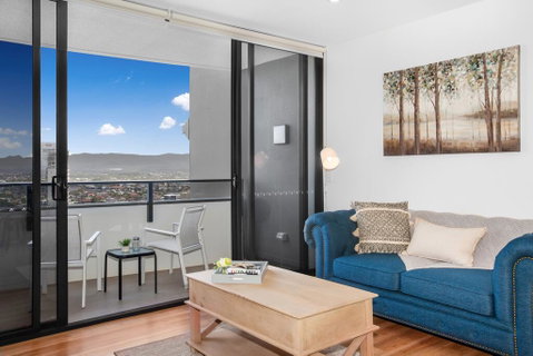 Spacious And Artfully Designed Apartment In Surfers - Pubs and Clubs 3