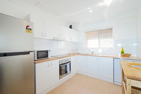 Spacious And Bright Apartment Minutes To The Beach - Pubs and Clubs 2
