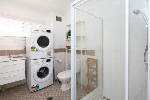 Spacious And Bright Apartment Minutes To The Beach - Pubs and Clubs 3