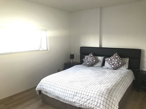 Spacious One Bedroom Apartment In Marrickville - Pubs and Clubs 3