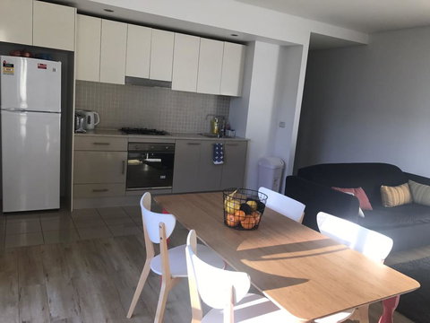 Spacious One Bedroom Apartment In Marrickville - Pubs and Clubs 1