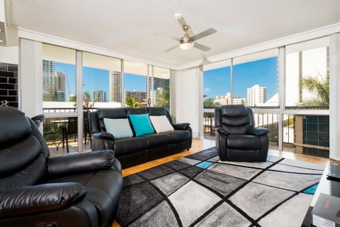 SPACIOUS RESORT STYLE APARTMENT And PARKING INC - Pubs and Clubs 2