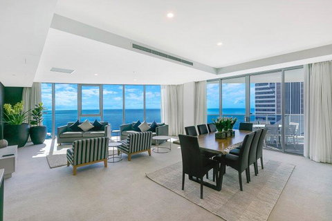 Spectacular Five Star Panoramic Oceanview Sub-Penthouse - Pubs and Clubs 0